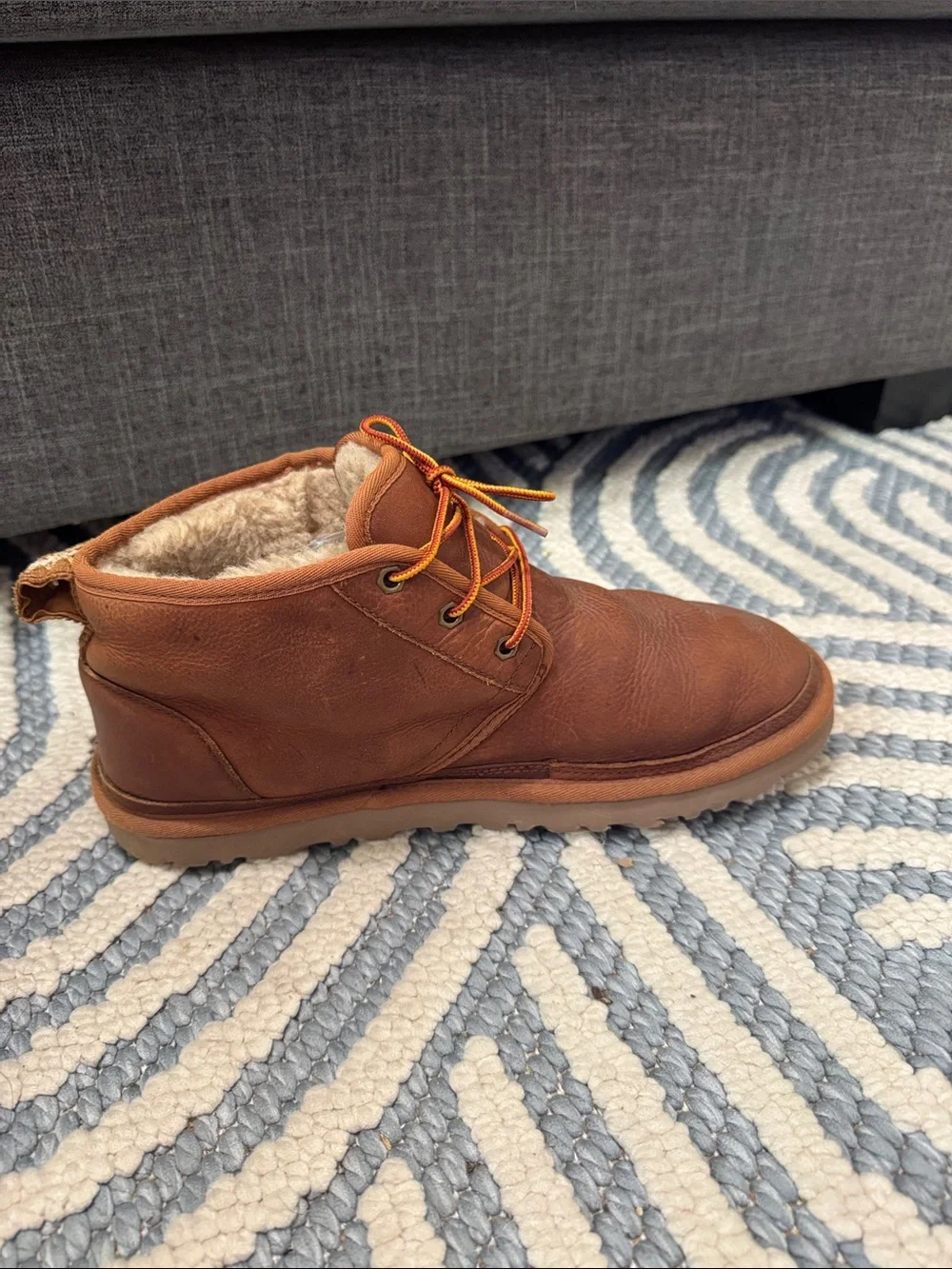 UGG Neumel Leather Chukka Boots Men's 11 Chestnut Sheepskin Lined Lace Up EUC